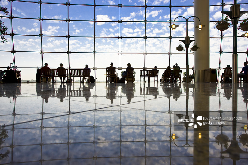 旅客在西雅图-塔科马国际机场等候图片素材