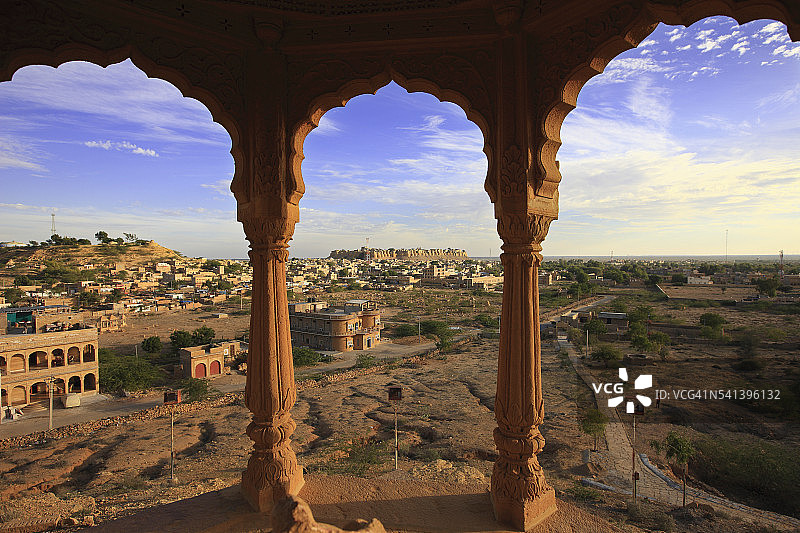 从巴达巴格看到的斋沙默尔镇和堡垒图片素材