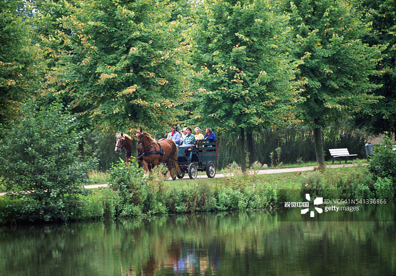 乘坐马车的人们图片素材