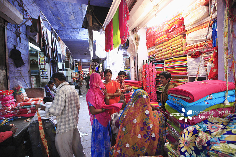 萨达尔市场的纱丽店图片素材