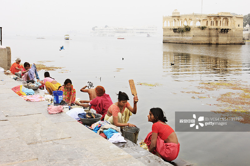 皮丘拉湖码头上的洗衣工图片素材