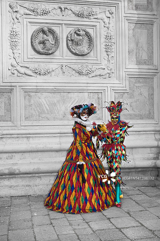 在威尼斯狂欢节期间穿着戏服的夫妇图片素材
