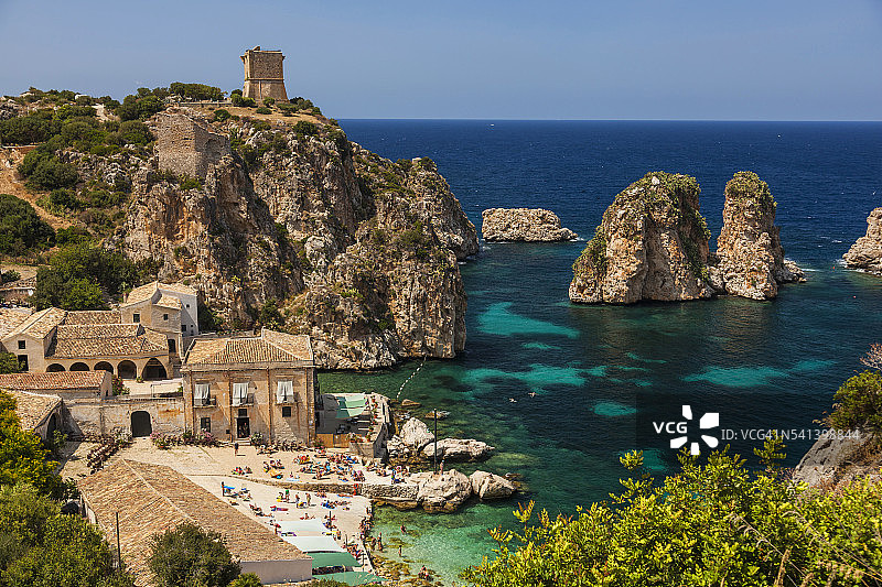 废弃的金枪鱼渔场和法拉格利奥尼岩石图片素材