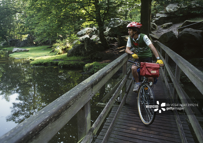在当皮埃尔昂伊夫林附近的骑自行车者图片素材