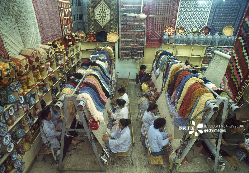 麦地那，妇女编织地毯图片素材