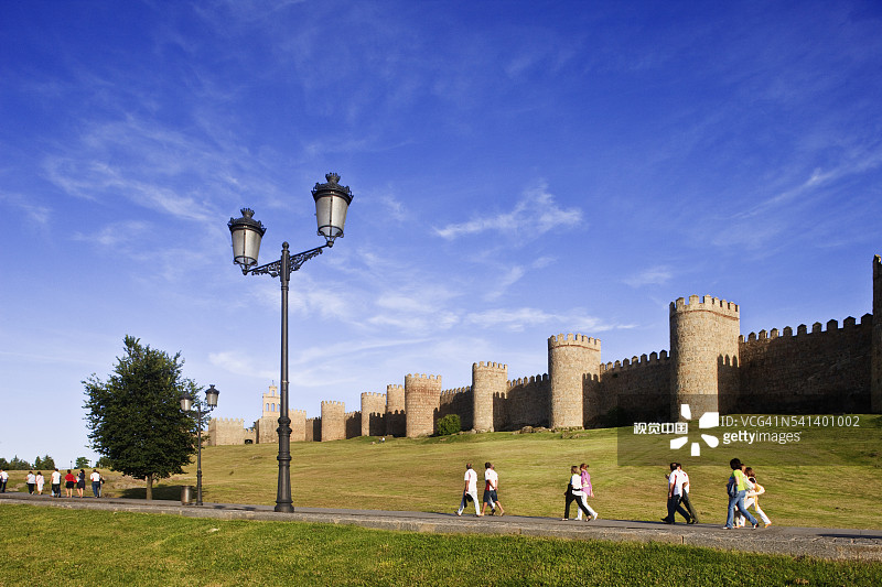 人们在阿维拉城墙附近行走图片素材