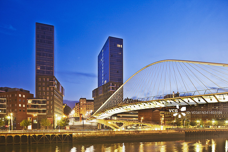 毕尔巴鄂河与祖比祖里人行桥图片素材