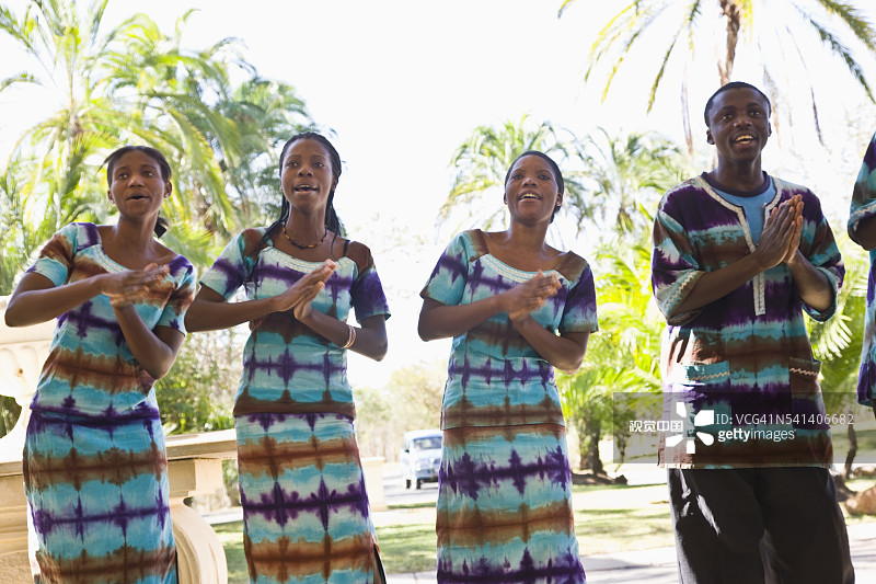 歌手在皇家利文斯顿酒店表演欢迎节目图片素材