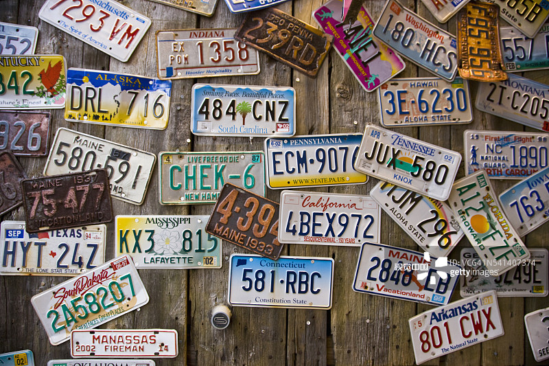 巴尔港木制建筑上的车牌图片素材