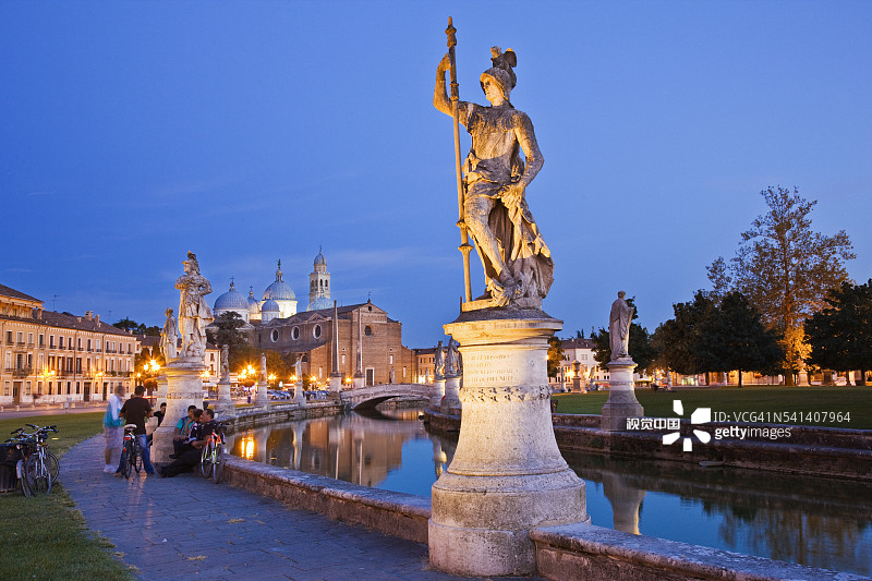 帕多瓦瓦莱广场的运河雕像图片素材