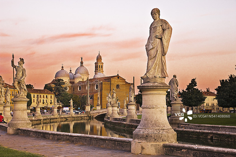 帕多瓦瓦莱广场的运河雕像图片素材