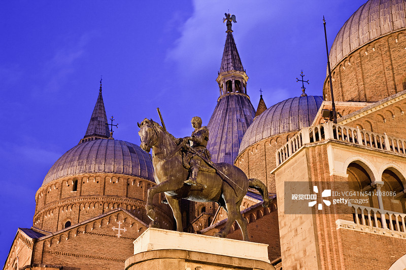 多纳泰罗和圣安东尼奥大教堂的加塔梅拉塔骑马雕像图片素材