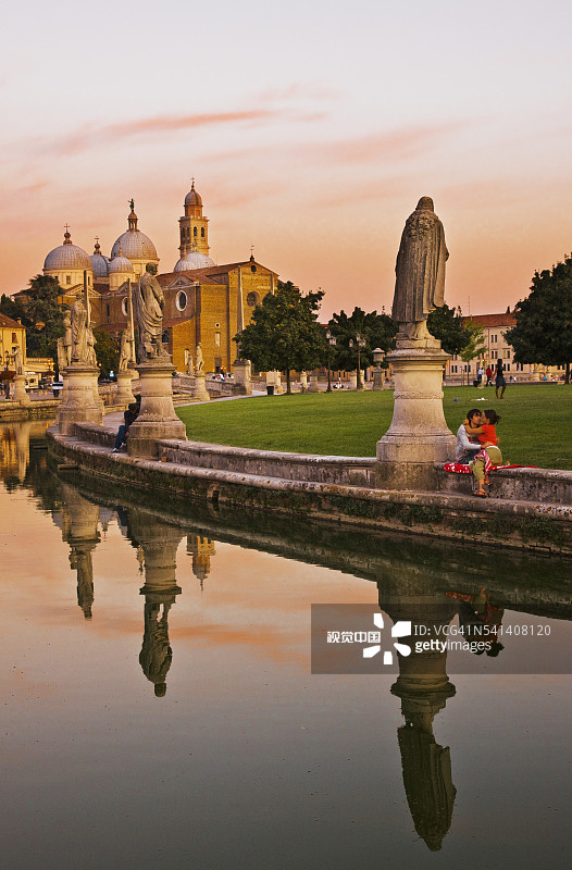 帕多瓦瓦莱广场的运河雕像图片素材