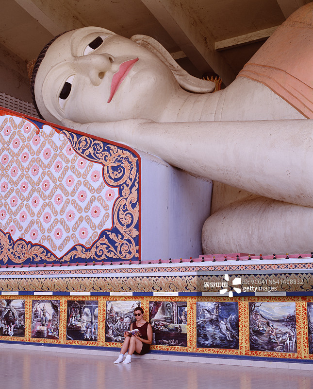 马来西亚哥打巴鲁附近卧佛寺的卧佛图片素材