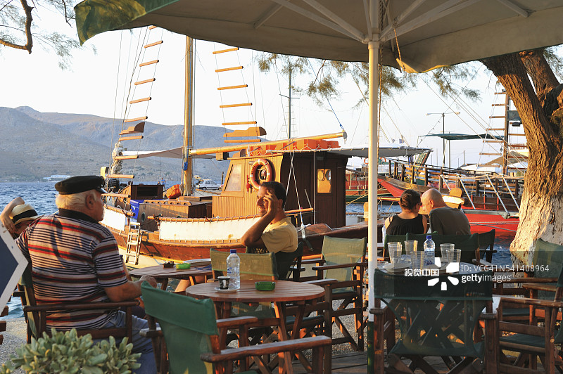 莱罗斯岛阿吉亚玛丽娜咖啡馆旁的渔船图片素材