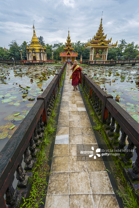 湖面上的佛塔图片素材