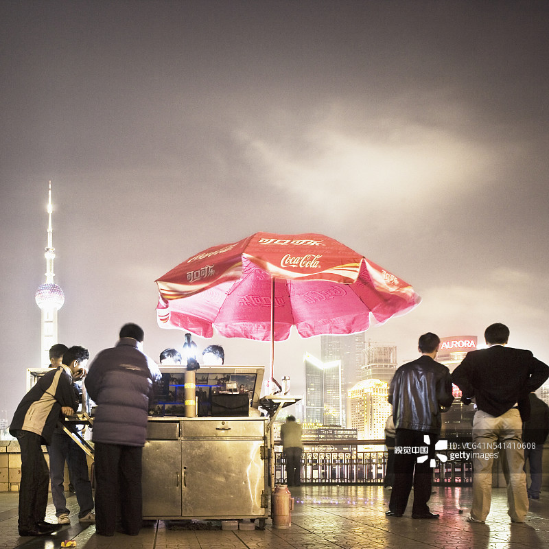黄浦公园外滩的餐车与东方明珠电视塔图片素材