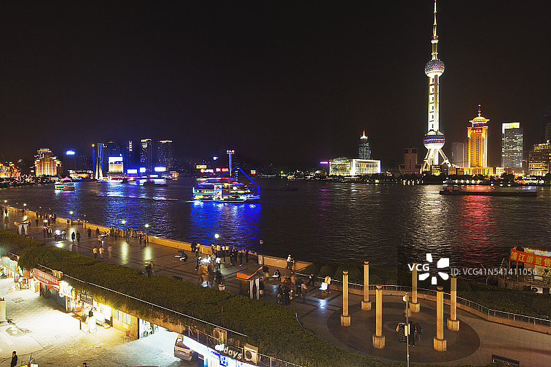 从气象信号塔观看黄浦江和浦东新区图片素材