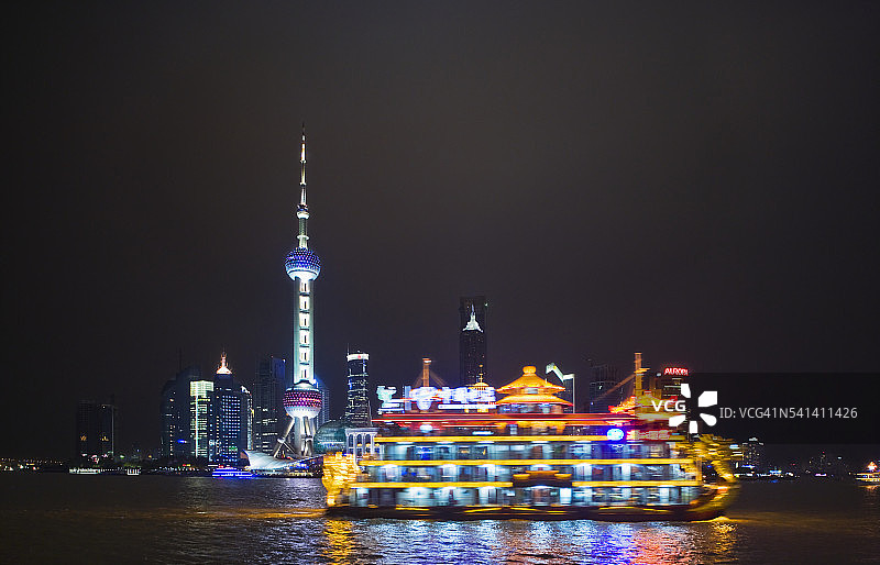 浦东黄浦江上的水上餐厅图片素材