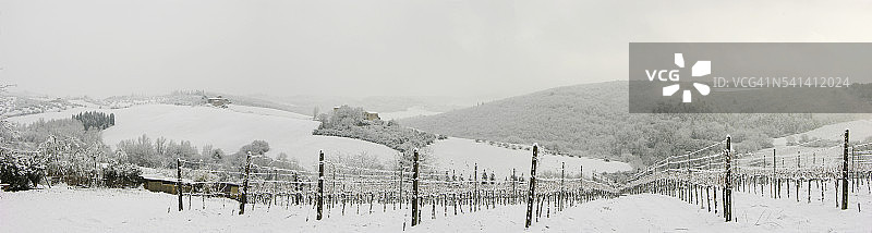 提尼亚诺城堡附近的雪景图片素材