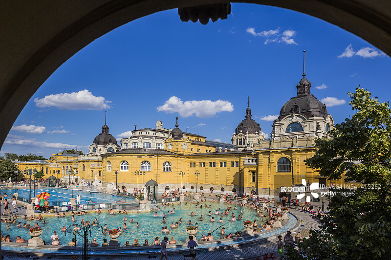 佩斯，城市公园，塞切尼温泉浴场，室外游泳池图片素材