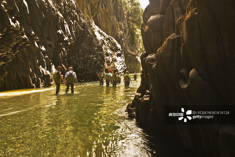 人们在西西里岛的阿尔坎塔拉峡谷中涉水图片素材