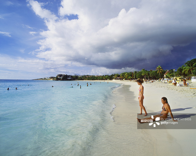 圣马丁岛鲻鱼海滩上的人们（西印度群岛）图片素材