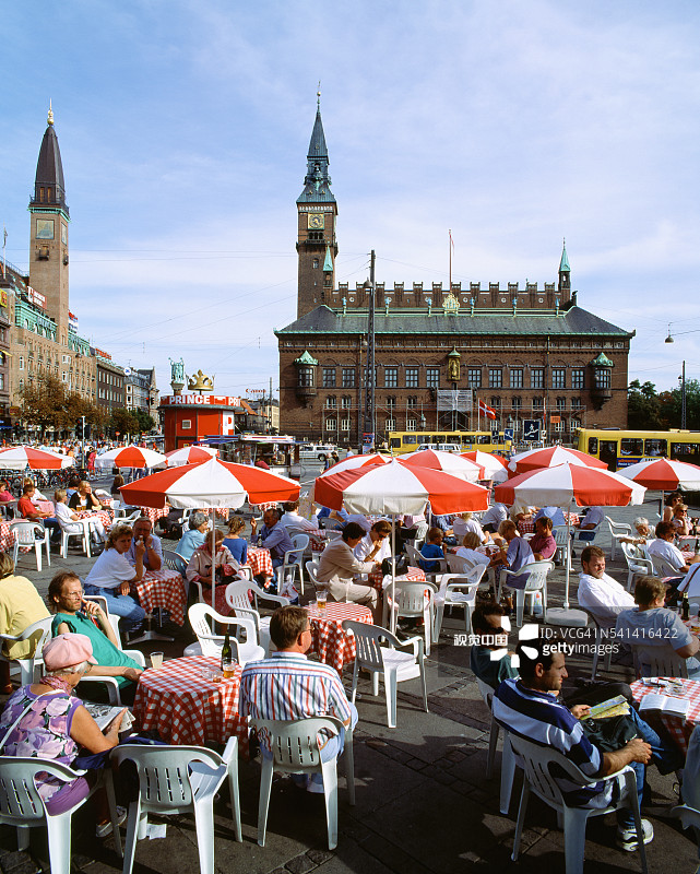 游客坐在哥本哈根市政厅广场上图片素材