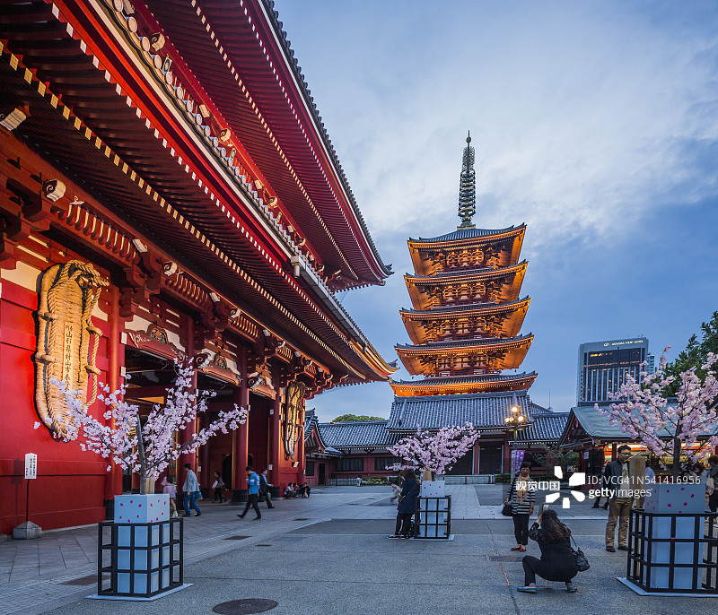 浅草寺：宝藏门与五重塔图片素材
