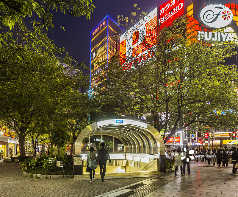 银座四丁目十字路口附近的银座地铁站入口图片素材