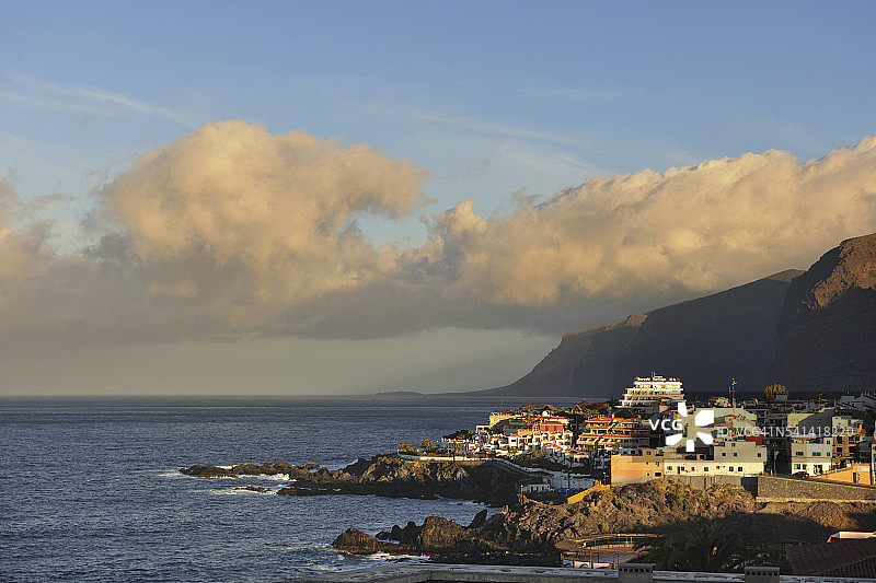 特内里费岛洛斯吉甘特斯村的海岸线图片素材