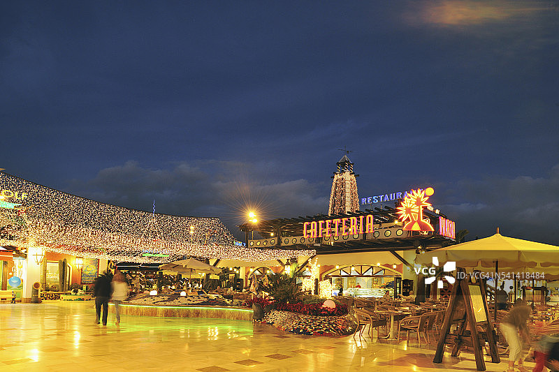 美洲海滩主干道旁的购物中心图片素材