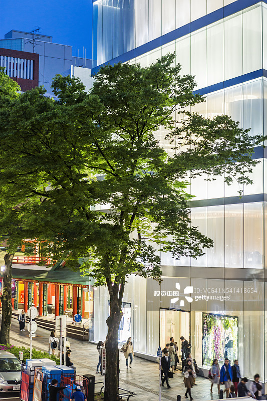 青山表参道迪奥大厦附近的人们，2010年普利兹克奖得主SANAA建筑事务所（妹岛和世和西泽立卫）图片素材