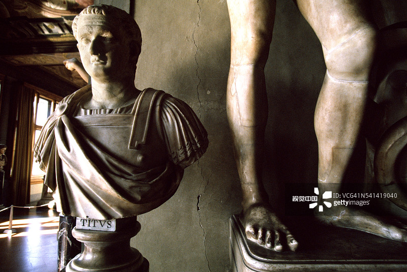 提图斯皇帝半身像与雕像腿部图片素材