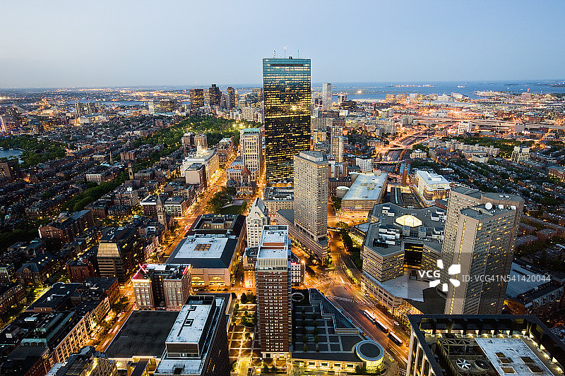 从保德信中心天桥俯瞰城镇图片素材