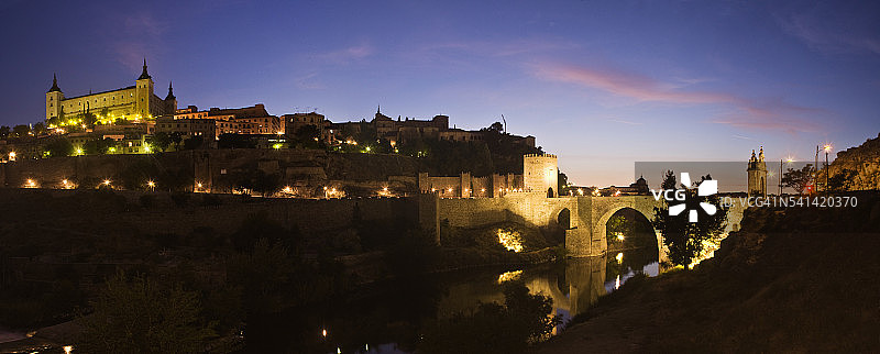 夜幕下的塔霍河与阿尔坎塔拉桥图片素材