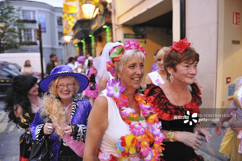 基拉尼市中心的新娘送礼派对图片素材