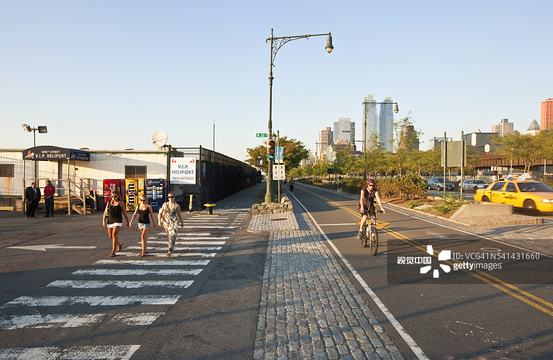 哈德逊河绿道上的行人和自行车手，曼哈顿图片素材