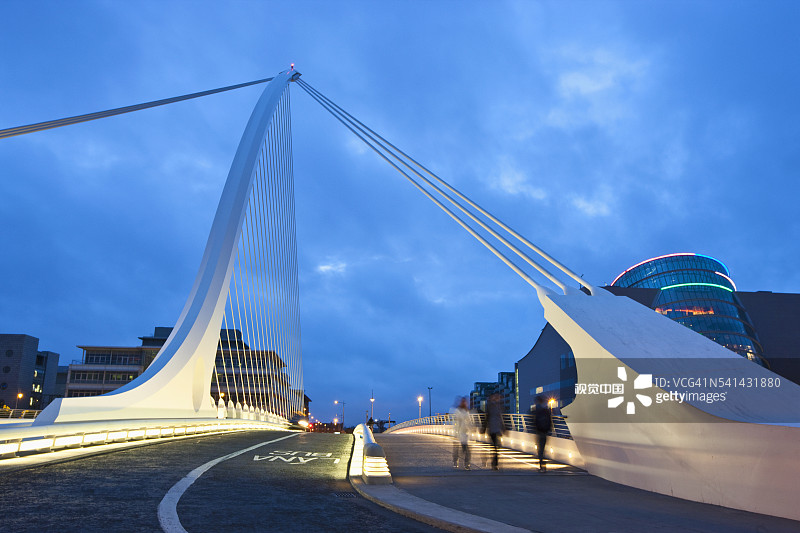 爱尔兰都柏林利菲河上的塞缪尔·贝克特桥图片素材