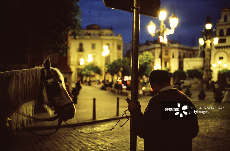 在国王圣母广场的骑马男子图片素材