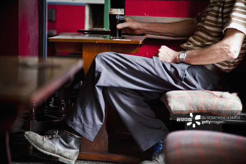 男子坐在爱尔兰戈尔韦郡伊尼什曼岛的酒吧里图片素材