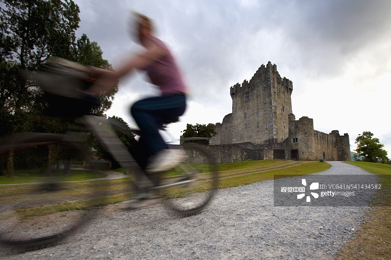 在罗斯城堡附近骑自行车的人图片素材