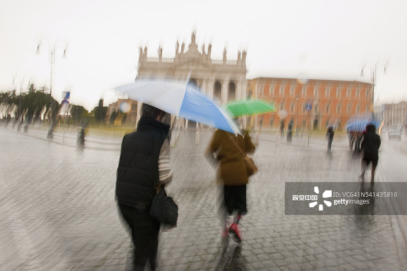 在罗马圣若望拉特朗大殿外游览的游客图片素材