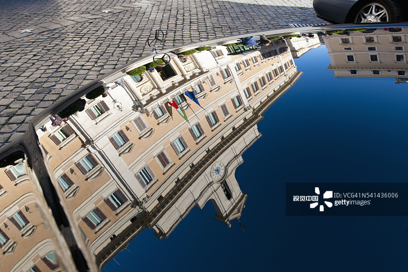 汽车引擎盖中反射的蒙特奇托里奥宫图片素材