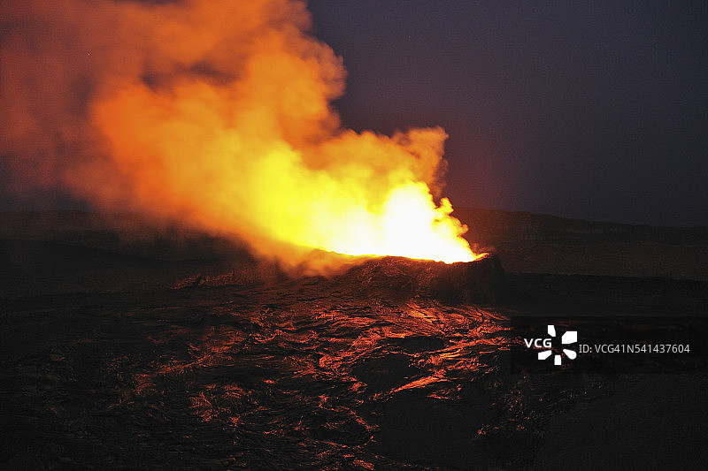 埃尔塔阿雷火山喷发图片素材