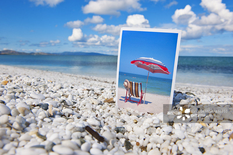 鹅卵石海滩上的沙滩椅和遮阳伞摄影图片素材