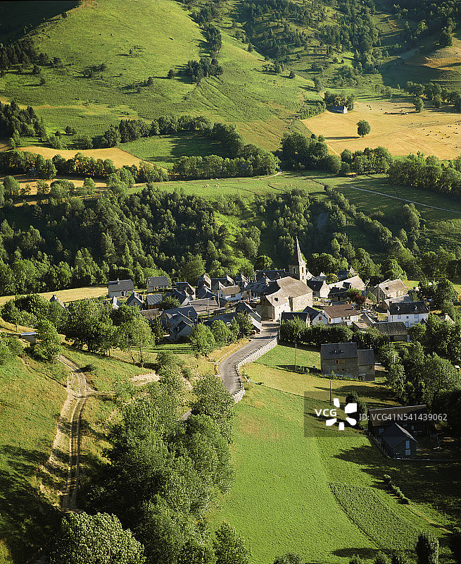 圣拉里苏朗附近的阿泽尔村庄图片素材