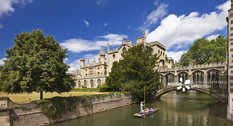 在圣约翰学院和叹息桥附近的运河中撑船图片素材