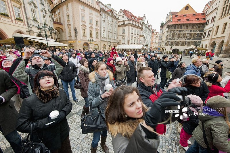 布拉格老城广场的观光者图片素材
