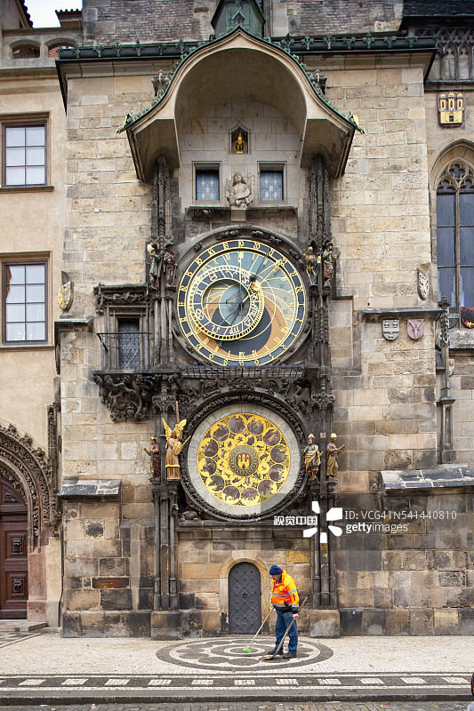 布拉格老市政厅天文钟前的街道清洁工，捷克共和国图片素材